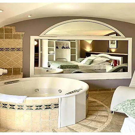 فندق Ostella & 4*